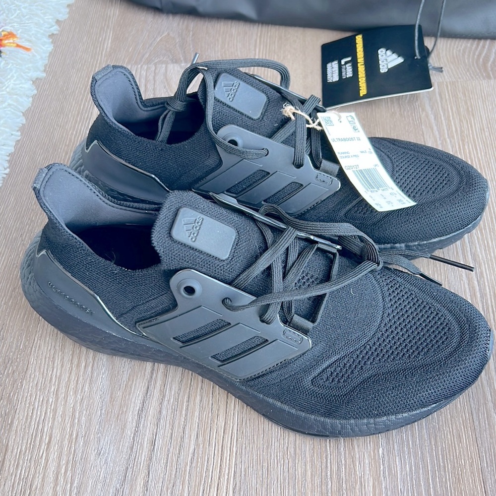 BNWT Adidas ULTRABOOST 22 — mens size 9.5